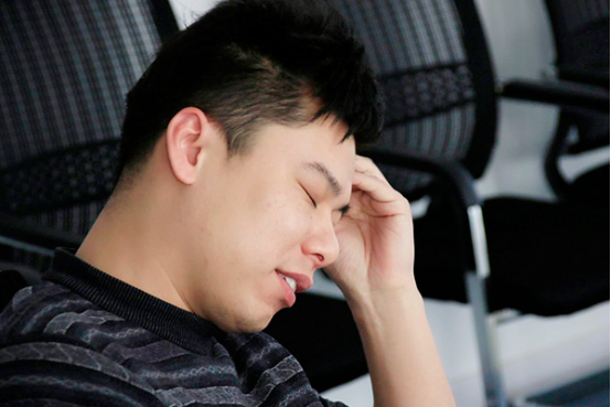 平时的生活中，有些人因为工作和学习，所以忙到很晚才睡觉，容易导致睡眠不足，还有的人沉迷于游戏，经常熬夜，也会造成睡眠不足。