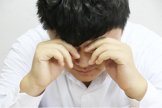 睡觉之前吃的晚饭对睡眠是有直接影响的，晚饭不能吃的太饱，容易增加肠胃的负担，不利消化吸收，会造成入睡难、睡眠浅以及多梦易惊醒等问题。