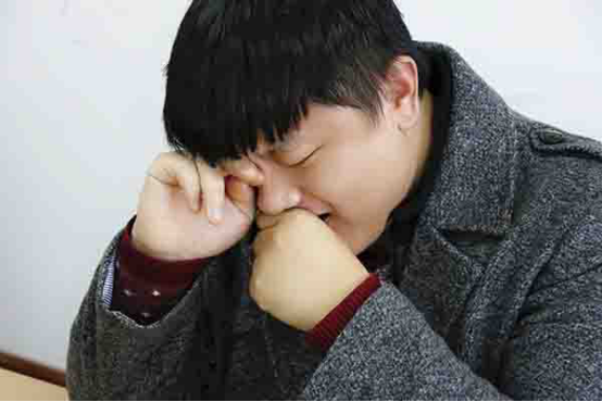 晚上睡不着的时候，可以放一些轻松舒缓的音乐，能使人处于一个放松的状态下，就会逐渐有困意，对于缓解晚上睡不着是很有效果的。