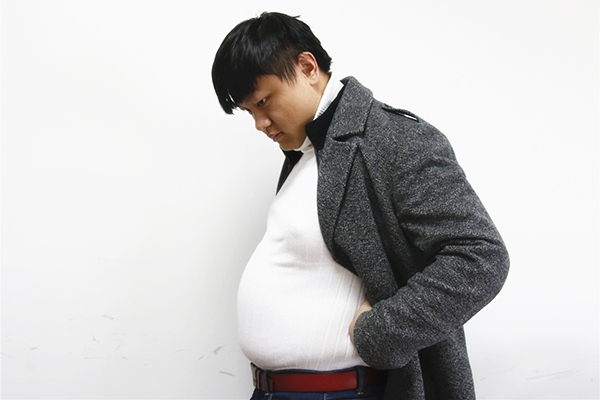 甘油三酯高的人可以服用相关的药物，能够起到降低的作用。