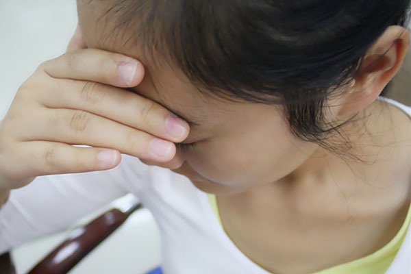 脑鸣的患者要及时进行检查，查明原因后用药物进行治疗，还可以采用针灸或者艾灸的方法进行治疗。