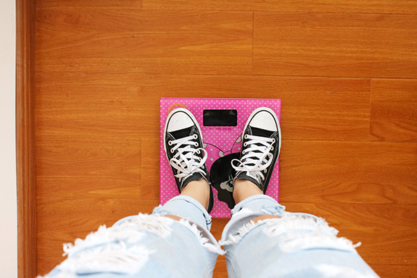 一般情况下，体重身高标准要根据具体的年龄阶段来划分。