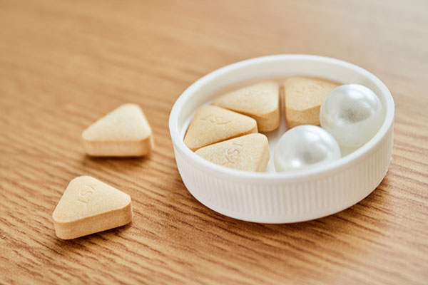 维生素C吃多了可能会出现排尿频繁的症状，有些皮肤比较敏感的人还可能会长有湿疹等现象。