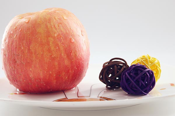 早上空腹吃苹果是有好处的。