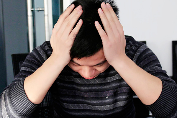 支原体感染后，人体会出现咳嗽的症状，同时咽喉中还伴有少量的痰。