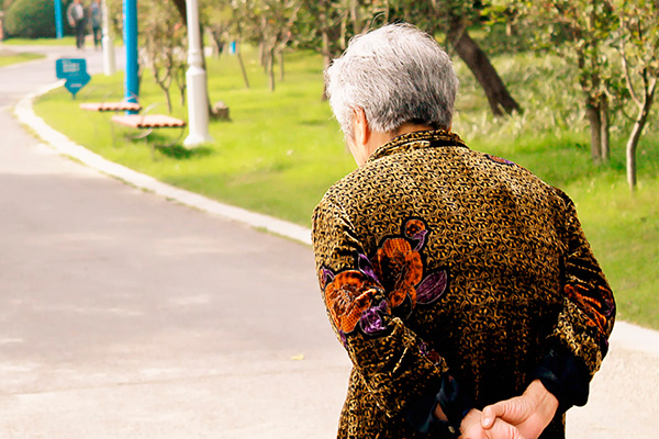 在阿尔茨海默症的发病早期，会出现一些症状来给家里人提醒。