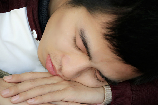 按摩头皮能够帮助大家睡觉。