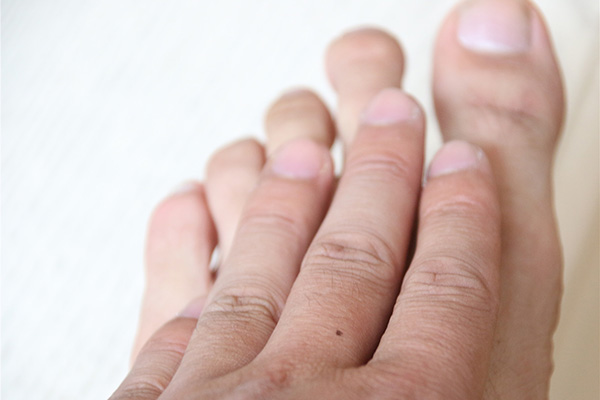 初期脑梗的症状主要有视力模糊、神思恍惚以及反映迟钝，部分患者还会有身体使不上劲的现象。