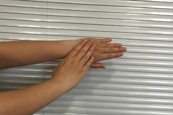 在神经出现炎症的时候，就会影响大家的肢体，所以就会有胳膊麻和手麻的感觉。