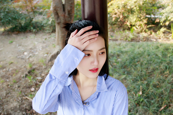 针对经期头疼的女性来说，按摩头部可以起到缓解症状的作用。