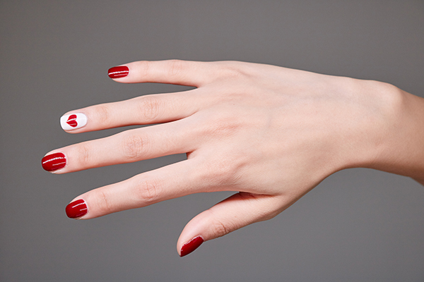 由于颈椎影响手麻的情况下，可以通过适当的按摩，促进手部的血液循环，能够在一定的程度上缓解手麻的现象。