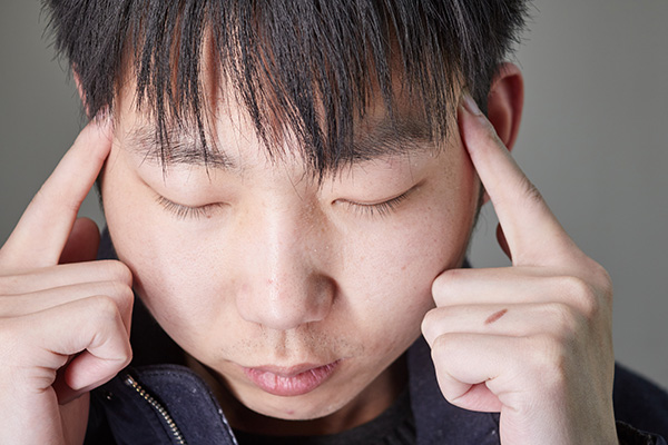 脑袋疼也能是精神受了刺激，情绪波动特别大导致的。