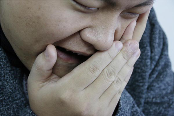 使用冰敷的方式来止痛，是大部分人会选择的一种方式。