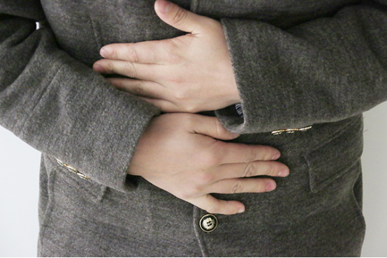 腹水常见的症状就是腹腔内有大量的液体，会出现腹痛的症状，有些人还会有肚子胀的感觉，一段时间后还会出现腹部隆起的现象。