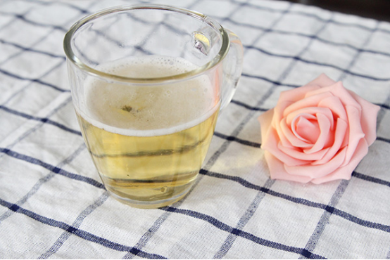 喝完酒第二天恶心想吐这种情况想要改善，大家可以通过喝蜂蜜水的方式来缓解不适。