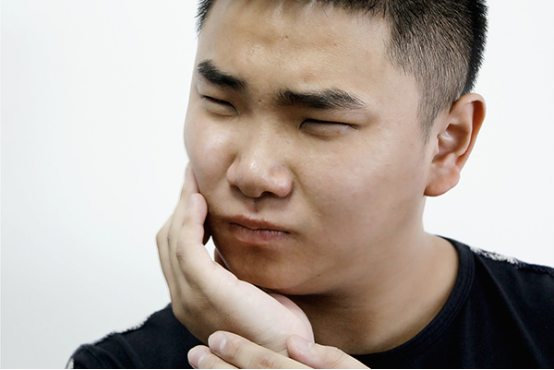 患有溃疡的人可以多补充维生素C，既可以适当地服用维生素C含片，也可以多吃新鲜的水果蔬菜。