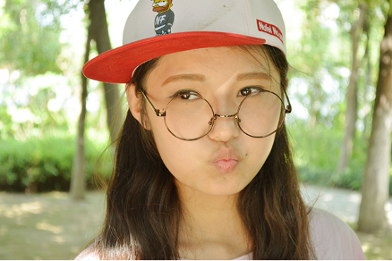 腮帮子肿了可能与腮腺炎有关，腮腺炎是常见的炎症疾病之一，患上腮腺炎的患者就会有脸颊尤其是下巴处发生肿大的现象。