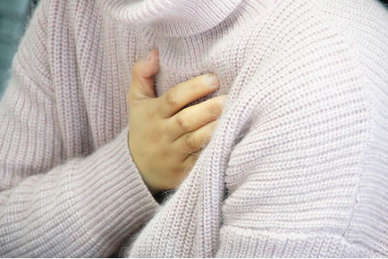 在生活中，有些人会有心口疼的现象，这其实就与身体缺氧有关，身体缺氧是人缺氧的一种类型。