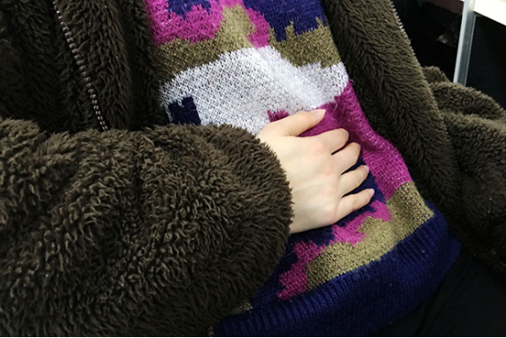 一到晚上就肚子隐隐疼痛，有可能是跟饮食有关。