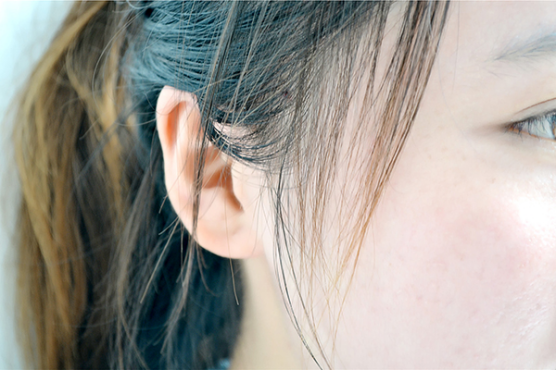 衰老是人无法抗拒的事情，对于人来说，脸上长皱纹其实就是身体衰老的表现，而身体衰老与细胞衰老有一定的关系。