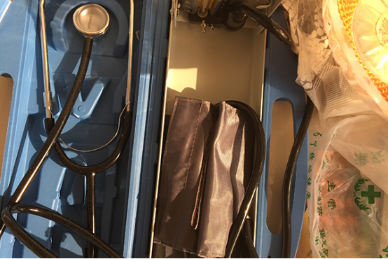 一般情况下，正常人的压差是三十到四十之间，压差比较大的话，可能是由于贫血造成的。