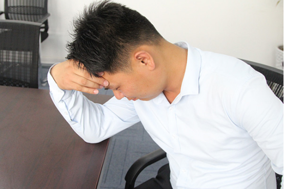 长时间闻到油漆味可能会使人出现打喷嚏的症状，油漆味比较刺激的话，还会引起咳嗽的现象。