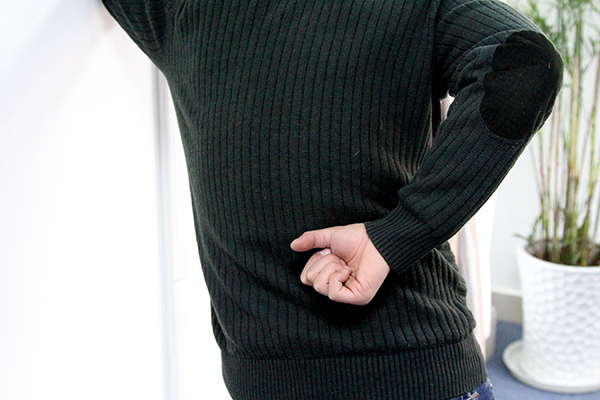 背心冷的人可以采取针灸或艾灸的方式进行治疗，可以去除体内的寒气。