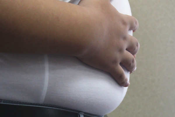 肥胖的人，体内的甘油三酯含量是很高的，肝脏负担太重，就会出现功能失调的问题。