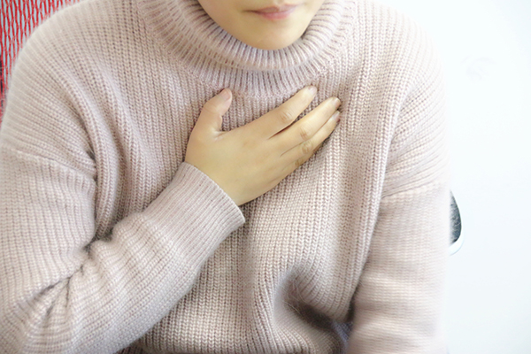 出现吐黄水苦水的现象可能是胃炎引起的，这种情况下建议适当地服用药物，减轻病症。