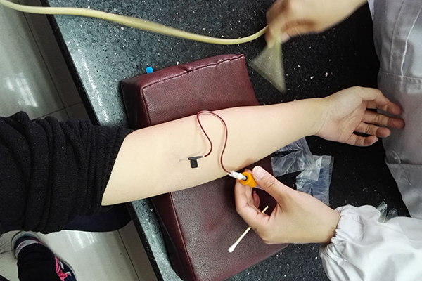 嗜酸性粒细胞百分比偏低时，只要身体没有出现其他反应，其他指标显示正常的话，是不需要治疗的。