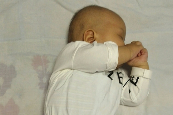 不同年龄段的宝宝出现睡觉快速左右摇头的现象其代表的意义是不同的。