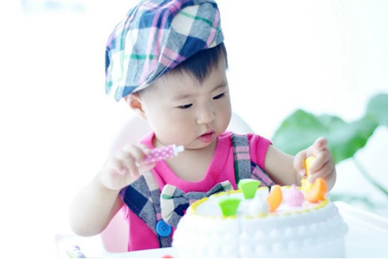 小孩积食是小孩常见的问题，积食会造成小孩的肠胃发胀，会给小孩的身心带来不好的影响，有些小孩哭闹不止其实就与积食有关。