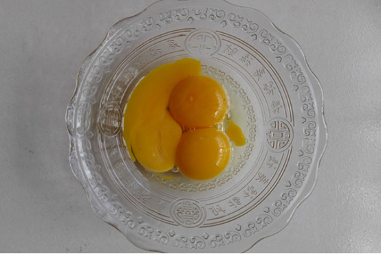 通常宝宝六个月左右的时候，就可以适当地吃蛋黄，这个时期宝宝开始长牙，而且肠胃的消化吸收功能也逐渐成熟，家长可以适量地给宝宝增加辅食。