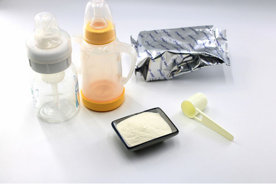 婴儿出生之后，因为肠胃比较虚弱，所以只能吃奶来帮助促进身体的发育，而吃奶量的多少是家长们需要注意的。