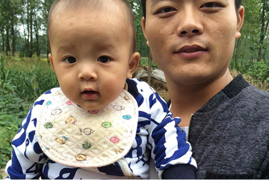 宝宝口水疹在护理的时候，家长首先可以通过勤换口水巾的方式来进行护理，这样做能及时吸收宝宝流出来的口水，有防止口水流到脖颈的作用，可以防止脖颈出现疹子。