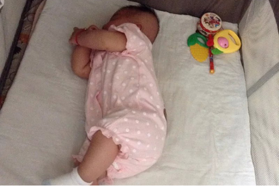 一般来说，三个月的宝宝睡眠时间正常标准是一天十五个小时左右，宝宝睡足十五个小时，这样才能利于健康和成长。