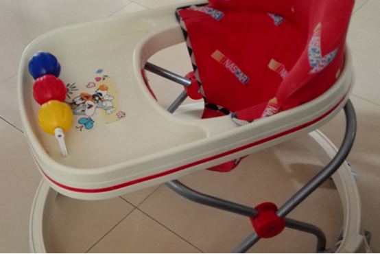 学步车并不能真正起到帮助宝宝走路的作用，使用学步车不能锻炼到宝宝各个部位的肌肉，同时还不能锻炼走路时应有的动作。