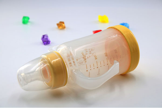 宝宝夜间的奶水是不能断的，尤其是在出生之后的五个月之内，是宝宝的身体快速发育的阶段，也是宝宝急需要营养的阶段。