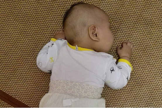 正常成年人每天排便的次数是一到两次，新生儿因为肠胃消化吸收功能发育还没有成熟，每天的排便次数是不确定的，对于很多新手妈妈来说，就很困扰。