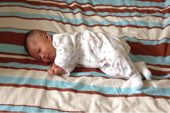 生活中，不干净的空气进入到咽喉中，会引起咳嗽的症状。