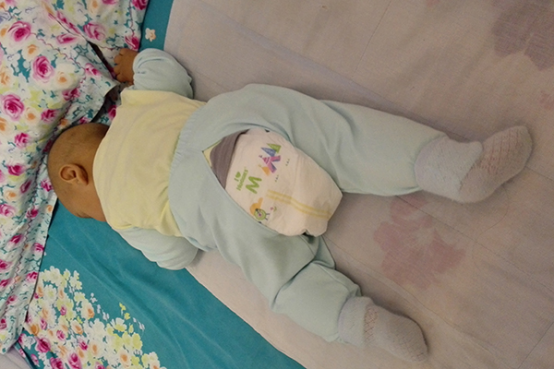 部分家长在帮宝宝排便的时候会发现，宝宝的大便中含有白色瓣状的物质，这就是拉奶瓣现象，新手妈妈会担心宝宝的身体出现了问题。