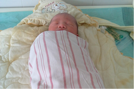 新生儿出生之后，家长们都希望孩子能够茁壮成长，等到了一定阶段之后，家长们可以通过一些日常的措施来帮助促进新生儿的身体发育。