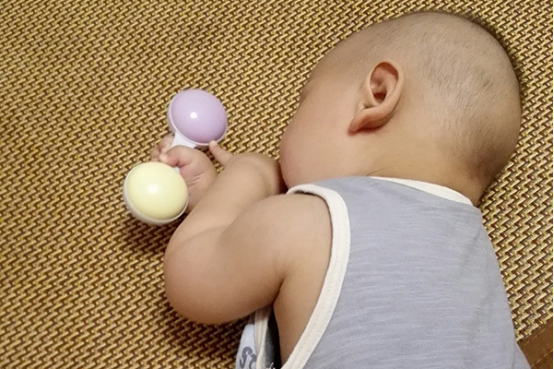 在月子里，有些新生儿会有夜哭、惊醒的现象，这种现象就是常说的闹夜。新生儿月子里闹夜会影响到新生儿的发育，建议家长要引起重视。