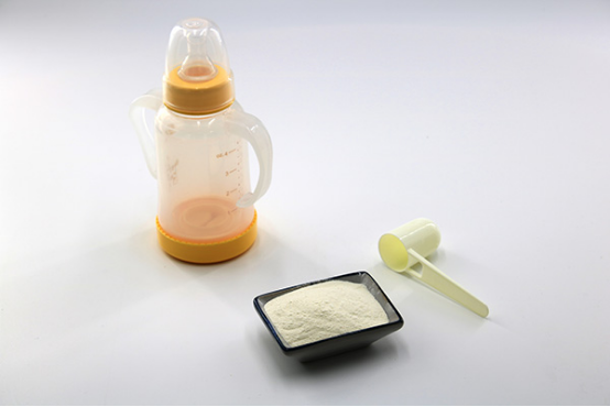 随着宝宝长大，在喂奶的时候奶量也是不断增加的，对于三个月的宝宝来说，家长更应掌握正确的喂奶方式，以免不当喂奶伤害到宝宝。