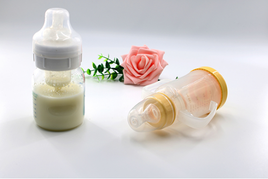 宝宝六个月的时候开始长牙齿，家长可以适当地添加辅食，但是还是要以母乳或者奶粉喂养为主。