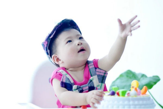 1岁左右的宝宝，标准的身高是有一定的范围的。