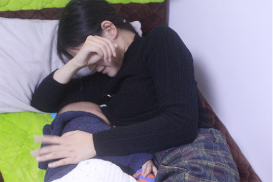 婴儿出生后不久，由于对外界环境不熟悉，缺乏安全感，所以睡觉时有抱睡的习惯，随着宝宝逐渐长大，家长要帮助孩子慢慢改掉这种习惯。