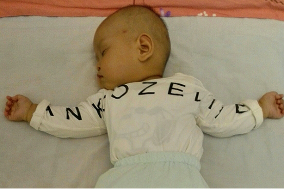 七个月宝宝晚上睡觉哭闹与饥饿有关，睡觉前宝宝的吃奶量不够，所以会哭闹。