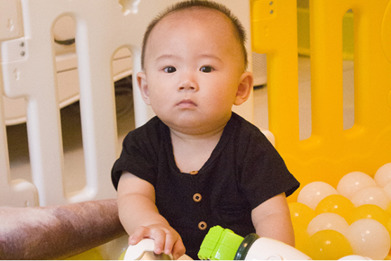 宝宝比大人更容易生病，因为宝宝的免疫力较低，体质也较弱，不仅容易着凉，也容易出现肠胃问题。