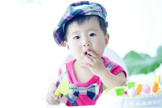 一般情况下，宝宝一岁左右的时候这种症状就会消失，这时候宝宝的肠道已经发育到一个比较完善的状态，可以将肠道当中的气体给排出去，从而减轻肠绞痛的症状。